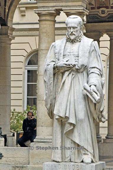 cellphone and statue graphic